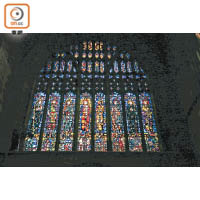 教堂內不乏色彩豐富、刻畫着聖人的玻璃窗畫。