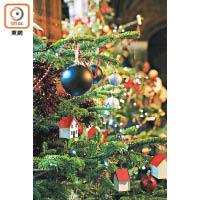 一直至1月8日，教堂的迴廊都放滿漂亮的聖誕樹。