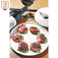 Beef Carpaccio on Crispy Crackers with Rocket, Grana Padano Cheese and Black Truffle $198<br>適合用來佐酒的生牛肉片頭盤，鮮嫩牛肉伴以火箭菜，還有來自意大利的Grana Padano帕爾馬芝士與Norcia黑松露，帶來豐富香味層次，克力架亦增添香脆口感。