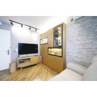 電視背靠的牆壁用上水泥色，配合黑鐵射燈，輕易為居室注入一絲工業風。