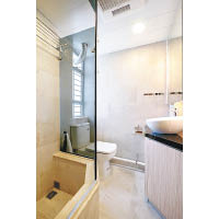浴室以日式風呂酒店為設計藍本，時尚又實用。
