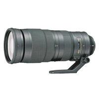 Nikkor 200~500mm F5.6E ED VR遠攝變焦鏡頭嘅焦距夠闊，從樹底影紅葉冇難度，雖然最大光圈只有F5.6，但已足夠日間使用。售價：$10,980（a）