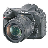 Nikon D500內置DX格式感光元件，能夠將鏡頭焦距乘上1.5倍，有利特寫紅葉，加上機背採用3.2吋可揭式屏幕方便取景。售價：$16,380（a）