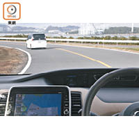 系統會跟隨前車的軌迹及車速，作出轉彎及前進動作。