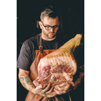 Nate Green自小與美食結緣，在英國曾隨名廚Michael Caines、Tom Aikens及Tom Sellers學藝，2016年開始主理餐廳Rhoda，菜式以Comfort Food為主。