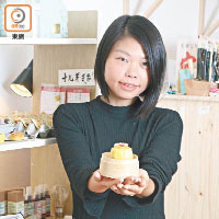 現時若曦會定期開設「樹脂黏土食物模型產品班」，初班教授製作耳環/手鏈/吊墜，高班學員則可選擇製作相架/時鐘/車仔檔盒仔。