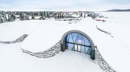 一到冬季，Jukkasjarvi鎮大雪紛飛，幾乎看不見冰酒店蹤影。