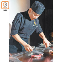 和菊主廚邱師傅雖然是香港人，但曾在歐洲任鐵板燒大廚逾30年，擅長炮製富有和洋風味的鐵板燒。