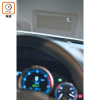 在視線不離路面的情況下，投射顯示屏可提供車速及轉數等行車資訊。