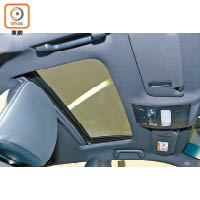 車頂設電動天窗，打開後可令車廂更開揚。