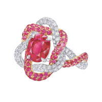 Twisting Glamour橢圓形紅寶石、粉紅藍寶石及鑽石戒指，鑲有1顆2.45卡橢圓形鴿血紅紅寶石、鉑金及18K玫瑰金。 $198,000