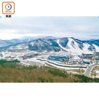 Alpensia Ski Jumping Stadium瞭望台上，可欣賞冬季奧運的不同比賽雪道。