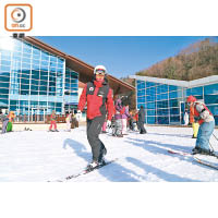 場內有多位專業導師教授初級及中級滑雪或滑雪板課程。