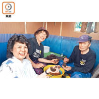 去年8月來到北海道北端的利尻島採購馬糞海膽，漁民將剛撈捕的海膽即開給May姐品嘗，她試過後發覺味道鮮甜無比，立即決定引入香港。
