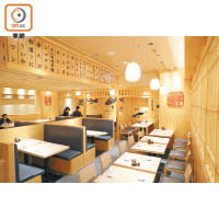 餐廳以木色作主調，氣氛舒適和諧。