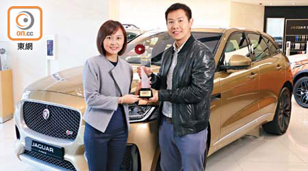 英倫汽車有限公司銷售發展部助理經理呂民殷，從香港著名賽車運動員方駿宇手上，領取「最卓越歐洲高性能SUV」獎項。