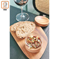 Foie Gras Parfait $170<br>以鴨肝和鵝肝製作，配上自家浸製辣椒、炸鴨皮和墨西哥龍舌蘭酒，塗在自家製麵包上品嘗，濃郁而不膩。