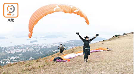 想感受半空中「飛行」的快感，憑身體操控飛行方向及速度的滑翔傘是不二之選，帶來無拘無束的速度感。