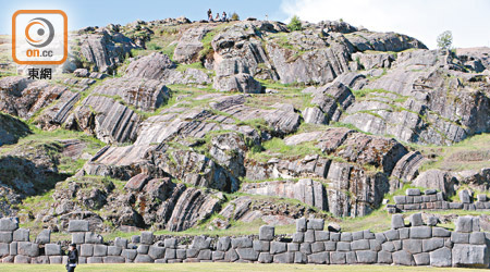 薩克塞華曼其中一部分如小山丘，名為Rodadero，如此一致的斜紋巨石是天然而成，還是被印加人打磨過變成有意思的石陣？仍待考古學家查證。