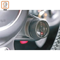 駕駛模式選擇器中央是「Sport Response」按鍵，啟動後可進一步發揮汽車潛能。