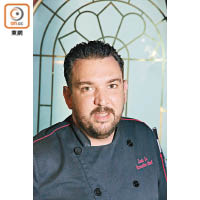 西班牙籍主廚Juanjo Carrillo曾於巴塞隆拿主理兩間餐廳，其中的Folquer Restaurant更曾在2007年奪米芝蓮車胎人美食推介，廚藝不凡。