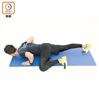 動作2：手肘屈曲，身體下壓，同時左腳提膝離地，往左手肘抬起，接觸手肘後返回原位，再換腳進行，動作來回進行20~30次。<br>訓練重點：上肢肌肉、核心肌群及平衡力。
