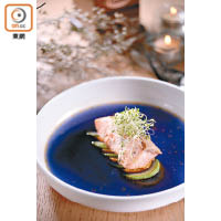 慢煮三文魚<br>大地魚湯加入藍蝶豆花，營造出深海般的感覺，加入檸檬汁即時變成紫色，並為三文魚提鮮。
