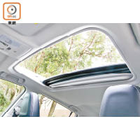 電動天窗屬Luxury版本標準配備，可享開揚景致。