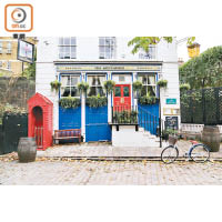 The Grenadier酒吧於1720年曾是皇家守衞軍的宿舍，因此 特以英國旗紅白藍三色作主調。
