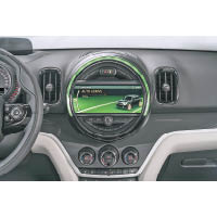 中控台的彩色顯示屏可提供豐富行車資訊，並整合娛樂及導航系統。