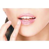代替唇油<br>想唇妝效果更理想，可先用護理油減淡唇紋，或將1滴護理油與唇膏混和，再塗於唇上，便能增加唇色光澤感。