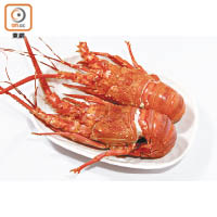 海鮮盆菜用的活口龍蝦來自南中國海，肉質爽甜。