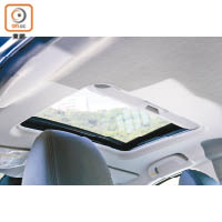 玻璃天窗屬i-Plus版的標準設備，使車廂更加光猛。