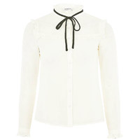 Glamorous Petites白色蝴蝶結領帶恤衫 24英鎊（約HK$230）（C）