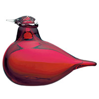 以口吹玻璃製造的玻璃鳥工藝擺設，每款獨一無二，體現師傅的精細手工，像這隻小燕鷗，一身蔓越莓紅色，可為節日添喜慶感。$1,400（c）