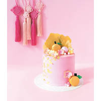Rise & Shine $638/磅（d）<br>迷人的粉紅色蛋糕，有金箔朱古力片及金桔造型的法式小圓餅做點綴，賣相吸引，配以黑芝麻慕絲脆脆蛋糕，啖啖香甜。