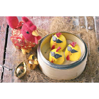 金雞迎財神 $58（g）<br>造型得意有趣的黃色小雞，餡料是日式抹茶醬，吃起來有陣陣茶香。