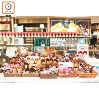 Café特設Monchhichi系列精品售賣專區，讓粉絲搜購最新的周邊產品。