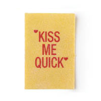 LUSH KISS ME QUICK Wash Card $35（C）<br>印着Kiss Me Quick的卡片，既是心意卡也是沐浴卡。搓揉起泡並沖洗潔淨後，肌膚如水果般清新柔軟。當中含依蘭依蘭成分有助紓緩情緒、消除疲勞和焦慮，讓你快速重拾活力，感覺舒爽。