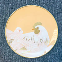 公雞在日本被視為和平吉祥的神聖動物，當地設計品牌Narumi邀來畫師Shinsuke Nishikawa在骨瓷年碟上設計出公雞與小雞互動的情景，帶出「團圓」的意義。$1,080（e）