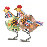 錫製公雞擺設由人手剪裁及組裝，外層塗上充滿朝氣的顏色與圖案，款款獨一無二。相連燈籠擺件 $795（b）