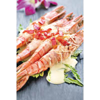 芝士焗大老虎蝦 每位$338/套餐菜式之一（h）<br>海鮮之中，蝦的確百吃不厭，爽甜大虎蝦配以香濃芝士焗成，同為套餐菜式。