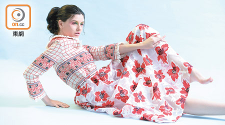 Tory Burch白 × 紅色格紋粗花呢上衣 $5,380、白 × 紅色花卉織花圖案半截裙 $4,380（B）