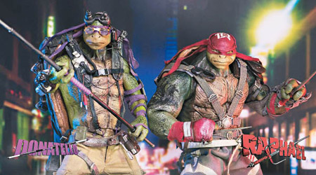 threezero《忍者龜：魅影突擊》拉斐爾（Raphael /右）及多納太羅（Donatello /左）可動人偶，將於今年第3季派貨。預訂價：$1,780/各、$2,950（限定孖裝）