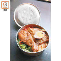 奮起湖大飯店便當只一種口味，材料豐富外，飯更採用昔日進貢天皇的「皇帝米」，堂食跟湯售NT$120（約HK$30）。