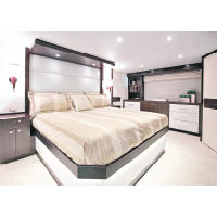 主人套房備有大型雙人床，並提供衣帽間及浴室。