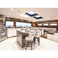 可選用開放式廚房設計，中央備有大型料理枱。