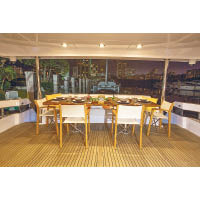 船尾可擺放大型餐桌，一邊觀賞美景一邊享用美食。