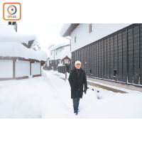 飛驒的瀨戶川及其周邊的白壁土藏古樸優雅，在白雪紛飛下更顯美感。