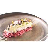 Truffle Asparagus（B）<br>以自家製紅菜頭麵配松露醬、醃漬大根麵條及慢煮露筍，色彩豐富，香氣逼人。